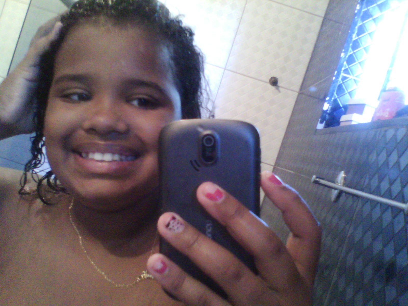 sou uma menina bonita e educada e sou uma menina que gosta de ficar bonita