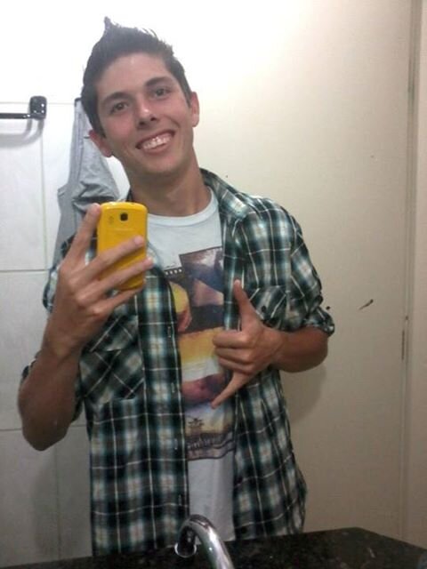 sou apenas um louco a procura da felicidade, sempre pensei estar sozinho mas encontrei auguem com a mesma loucura  minha gata milena silva @_pandinhateen