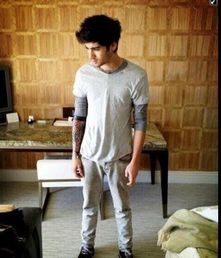 this is a Free Follow from @TomlinsonAndI . You look pretty today :) ❤