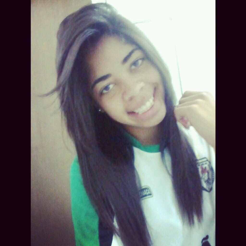 Inconstante, louuca e indeciisa; Hooje te queroo, amanhãã te odeeiio;   Me afastei de pessoas que nunca me imaginei sem