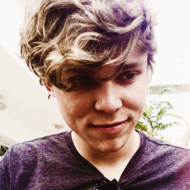 I LOVE 5SOS thats all you need to know about me :) xxoo 
   
          0/4 :(