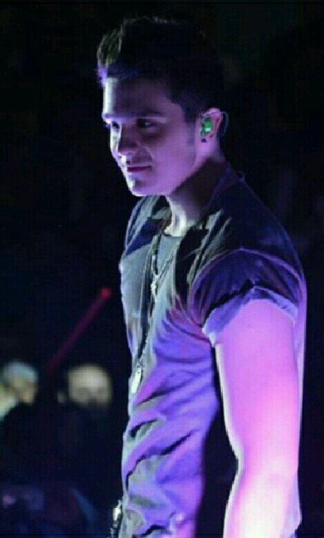 A Distancia pode impedir um beijo,um toque,um abraço.Mas não pode impedir um sentimento,mesmo diante de quilômetros @luansantana ♥
 since 06/05