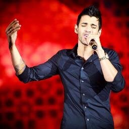 Não é fácil precisar tanto de alguém que nem sabe da sua existência. Não é fácil esperar tanto por um abraço que pode não acontecer Te amo @Gusttavo_Lima