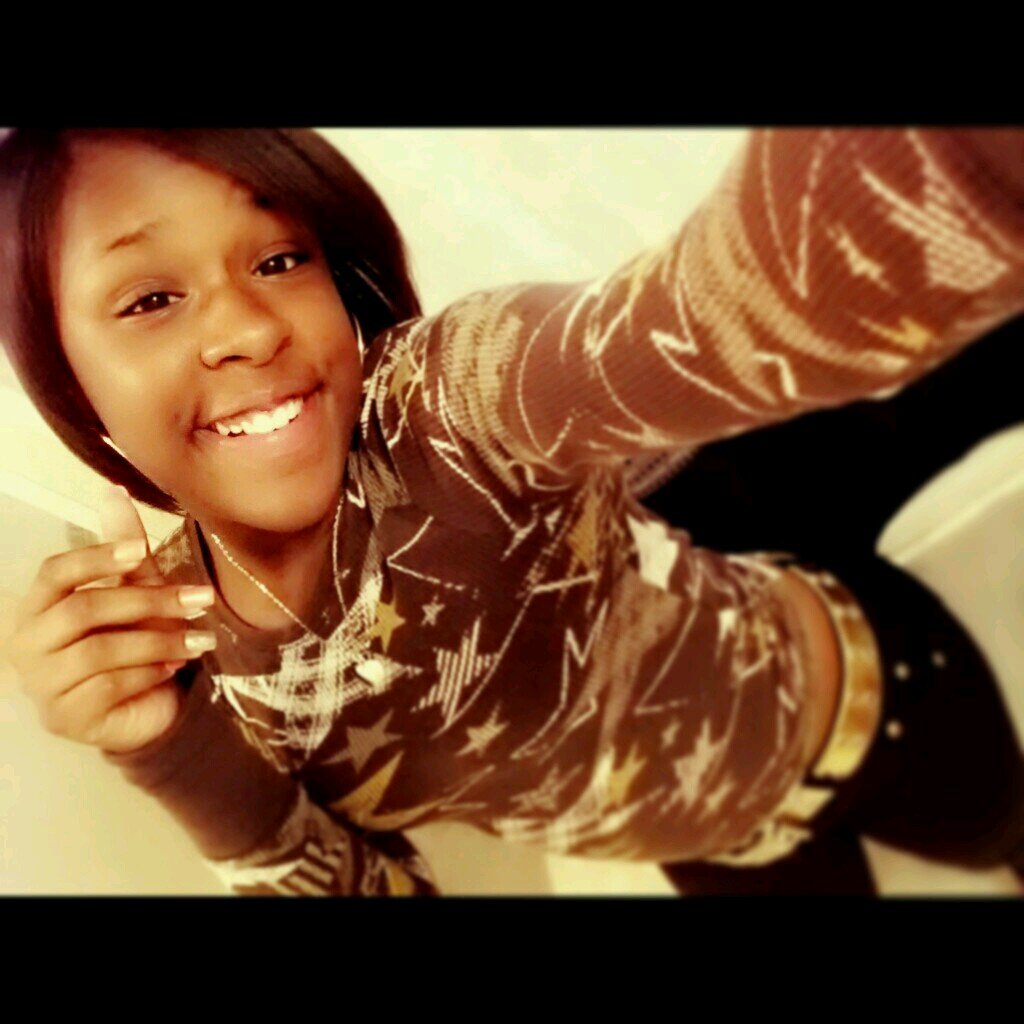 You no my name not my story . You see my smile not my pain . You notice my cuts not my scars . You can read my lips not my mind ♡