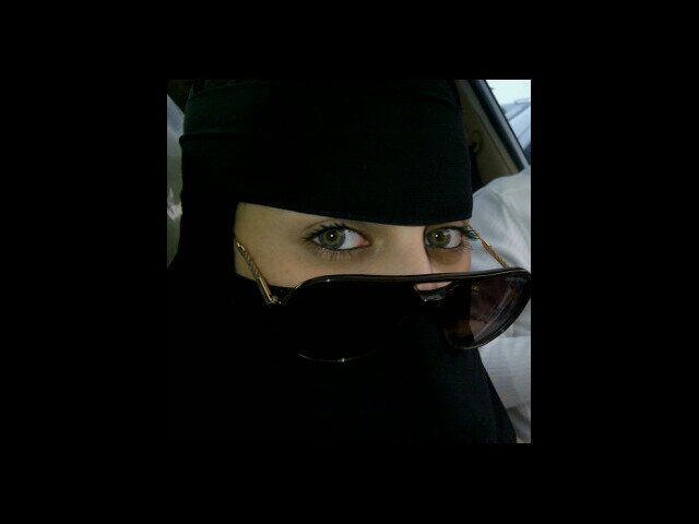 جنوبيہ لا من كوى البُعد خافقها تخفي هوى شوقها في صوت ضحكتها♡