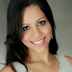 Educada, sincera, geminiana, divertida, engraçada, sorridente, amorosa, carinhosa, baixinha, esforçada, dedicada, sonhadora, compreensiva, batalhadora... ;)