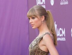 I love Taylor swift. Im a guy swiftie. Im from Australia/Sydney. Im a 19 year old Quadraplegic. And Im a bad speller