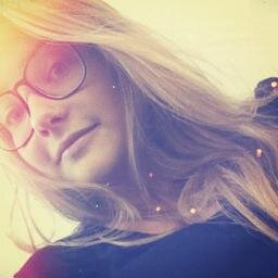 Sou α gαrotiinhα imperfeitα, αqueela queê chorα de dor, αqueêlα queê ja sofreu poor αmor, αqueelα que sαbe se αrrepender♥  Directioner Forever