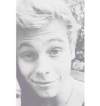 i think your smile is the cutest thing ive ever seen
- @umnialI