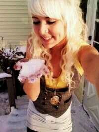 Hola my name is Katie im 19 years young im aa singer songwriter and former site model :3