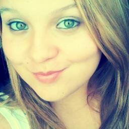 São paulina, Cristã, 16 Anos, & Solteira!
  Ser menina é um privilégio, Ser cristã é a minha Escolha ;D  EU SOU A UNIVERSAL #FJU. Sigo de volta ;)