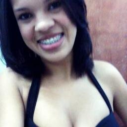 A curva mais linda de uma mulher é o sorriso #BobMarley