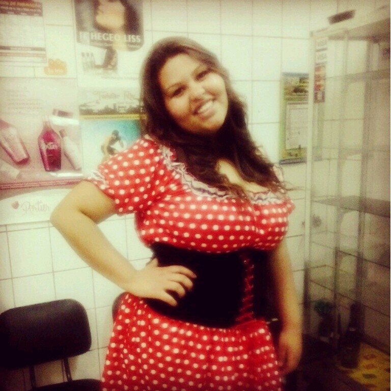 Just a small town girl
Livin' in a lonely world
She took the midnight train going anywhere