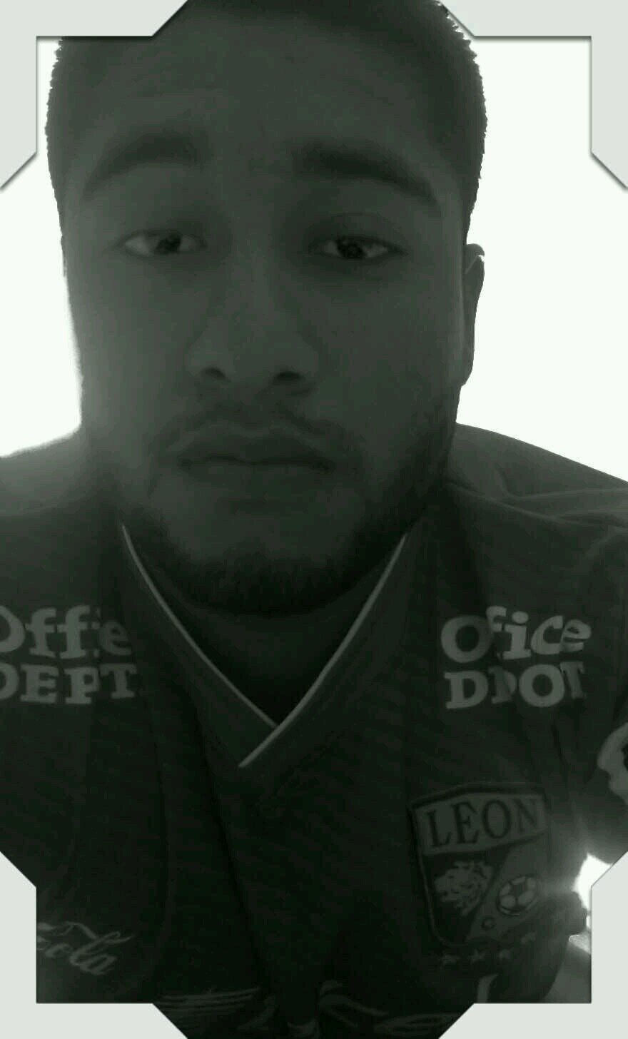 I'm a young writer I love making new songs to the girls I like n.n so hmu and let me write u from my heart