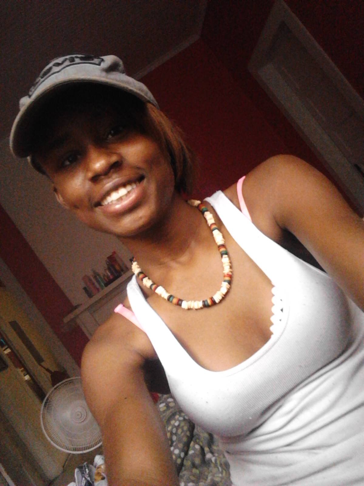 A girl n a small.world dat dnt give a fucc about anybody Rns following me on IG at Lil Dope _ass_Eshiaa ill following bk im 17 n dnt gt time for the bullshit