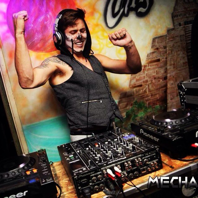 Hola! My name is craig cook aka Dj CNote! I love to rage and love to make music! I train mixed martials for fun. Check out my http://t.co/GsA8RADx0m