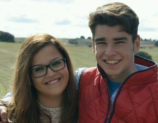 Porque solo tú,haces que ria llorando,                     haces que llore riendo…                                                                   JE