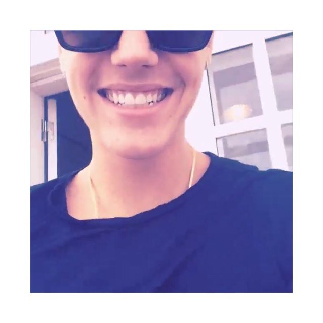 #NeverLeavingJustin
-
Id like to taki to you in the phonee!