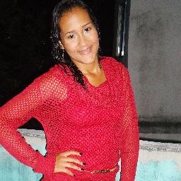 Uma menina apaixonada pela vida, pela família que tem, e que luta para conquistar seus objetivos e sonhos =D