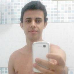 sou moreno corpo malhado,olhos verde claro meio mel,joga futebol,e gosto de mulheres,,,