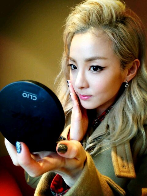 โย่ว!! ฉันคือ Sandara Park ฉันสวย ฉันไม่เสแสร้ง ฉันน่ารักในบางมุม ไม่หยิ่ง ลองฟอลมาซิคะ แล้วคุณจะหลงฉันโดยไม่รู้ตัว *ขยิบตา* (Jut Thai Bot Not Real)