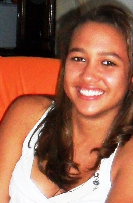 Amo primeiramente Deus, minha família, amigos... Gosto de comer coxinha, pastel, lasanha, musse de maracujá entre outras coisas..