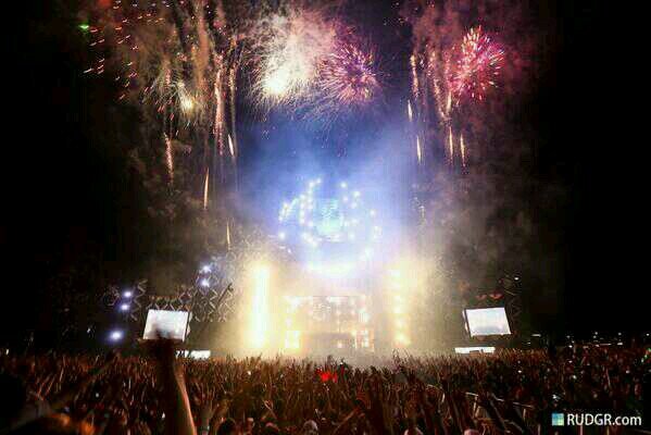 Viva el EDM y los drops. Tú y yo en Tomorrowland, piénsalo. Hardwell, Hardwell, Hardwell y similares como forma de vida
