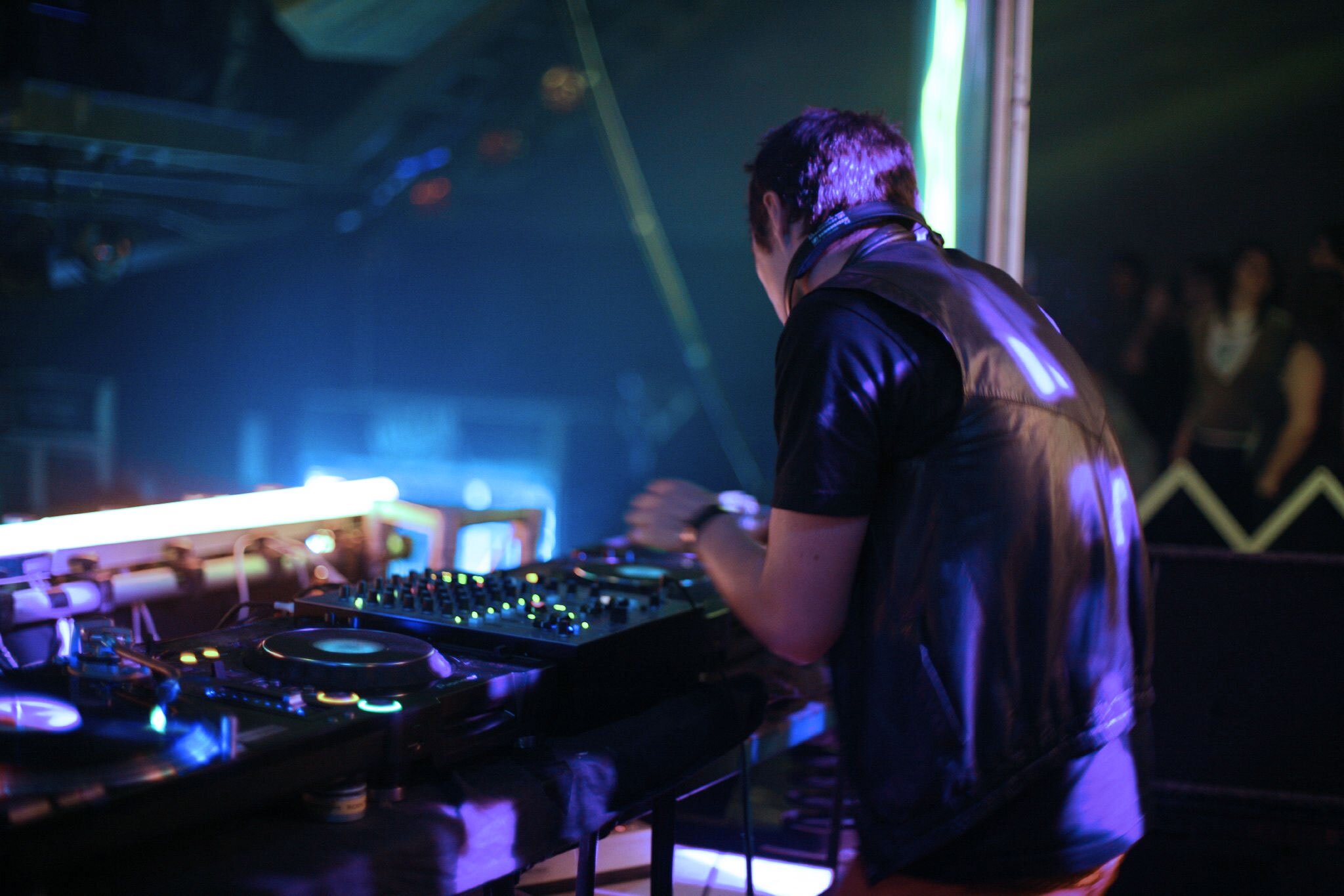 Dnb dj from london, wassup ?