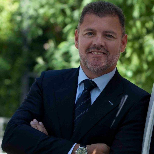 Ingeniero y economista, pero sobre todo vendedor, Bético, fumador de puros y bebedor de vino. Me dedico a ayudarte a vender y a la enseñanza (IE)