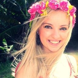 Aqela garota qe sonha com um amoor , aqela qe tem medos e seus defeitos ' Mais tbm aqela qe sabe ser amiga e tbm sua inimiga ' Aqela qe ta sempre sorrindo :)
