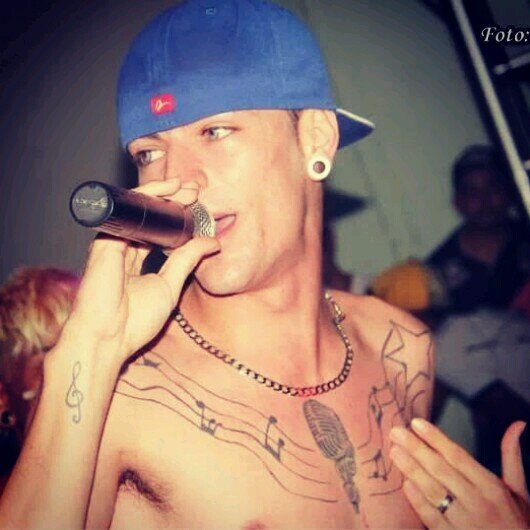 Qdo eu nasci Deus bateu no peito e sorriu
Qdo me viu Cantando funk disse é isso memu Tiw'
Apertou minha mão Virou meu boné p lado e disse fi, mó satisfação.