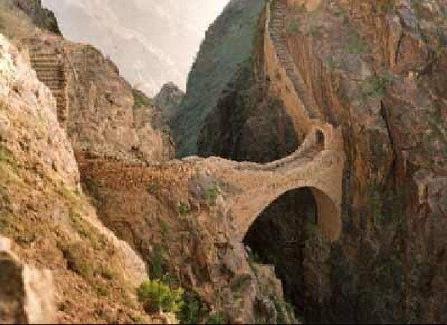 يمني مهتم بالحياة السياسية والدينية والثقافية . ....... تابعني اتابعك. تحذفني احذفك على طول. .............................