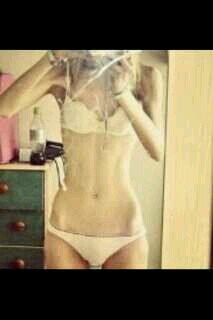 14. La chica que quiero ser debería estar afuera de imaginación y la gorda que soy debería quedarse encerrada en el espejo y jamas salir. 1.63 PA:54 M1:50 M2:48