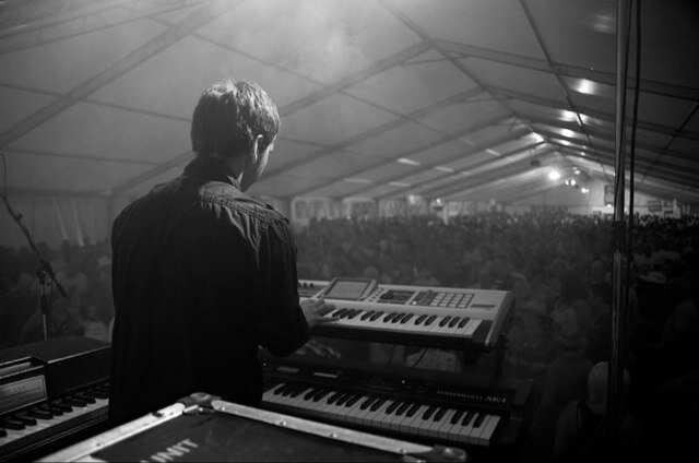 Piano tutor, Emerald Thief, pianist, session musician & composer @MHM_Productions https://t.co/dAkGRFDN3y info@andrewhartmusic.co.uk