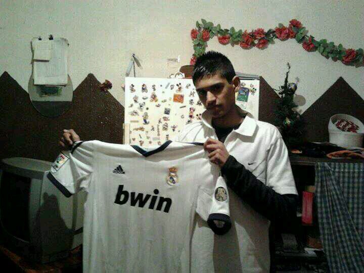 JATT. 
Cosecha del 95.
Real Madrid C.F.  Madrisista de por vida y a muerte. 
Todo llega a su debido tiempo.
 Instagram: fazan_7.
 snapchat: fazan_7