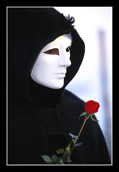 Amo poesia,estar junto da pessoa amada e  de sair para jantar junto dela sozinho.Gosto de garotas decidida e cheias de atitudes.E que saibam beijar bem também.