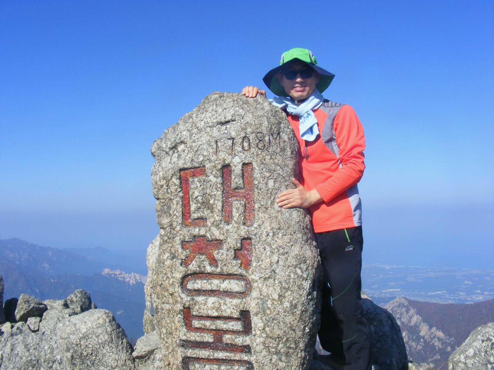 한국일보 워싱턴특파원과 사회부장, 정치부장을 지낸 전직 언론인. 국방홍보원장을 거쳐 참여정부 청와대 비서실의 대변인과 홍보수석, 서울시 중부기술교육원장, 전북대,서울대 초빙교수, 명지전문대 객원교수를 거쳐 현재 남서울대학교 총장으로 재직중