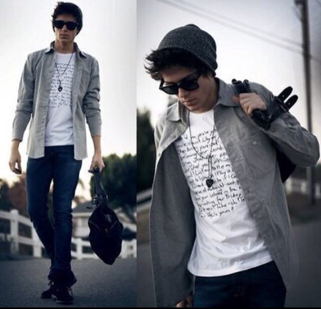 Come explore my bat cave; fair warning, may be fucked/kissed/tackled... I mean hi. Names Kyle. Kyle O'Connor. || 6ft 4in. || 17 || RP acc
