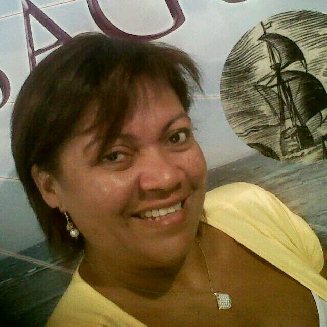 Soy una mujer sincera sin doble discurso, creo en el amor, me gusta bailar, una buena mesa, una copa de vino, creo en la familia amo a mis hijos.