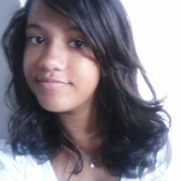 Aquela menina que todos os dias exibe um largo sorriso no rosto pode ser a que mais chora durante a noite, e você nem sequer imagina isso. #segue ?