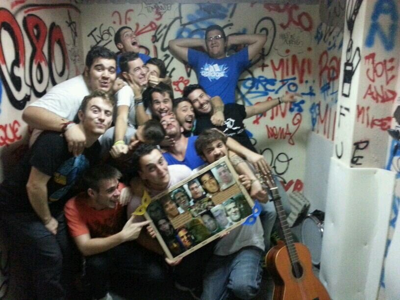 Loco,majareta perdido,zumbao,reventao de la cabeza,cogio de la mente,tocaito del cerebro...y orgulloso de ello!