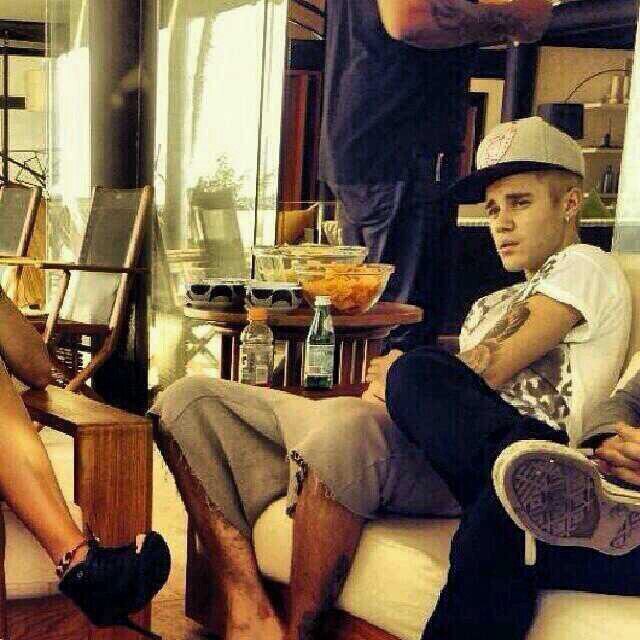 JUSTIN DREW BIEBER IS HANDS DOWN MY FAVORITE ARTIST. Justin is an amazing person & performer. I love him til death & have been there since day he started.