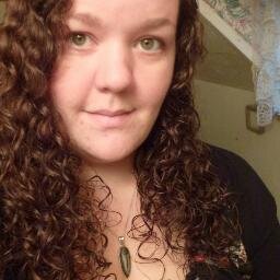A pint-sized pseudo-Oregonian who blogs her heart out, is obsessed with romantic music, books and all things green, and who is rarely seen without nail polish.