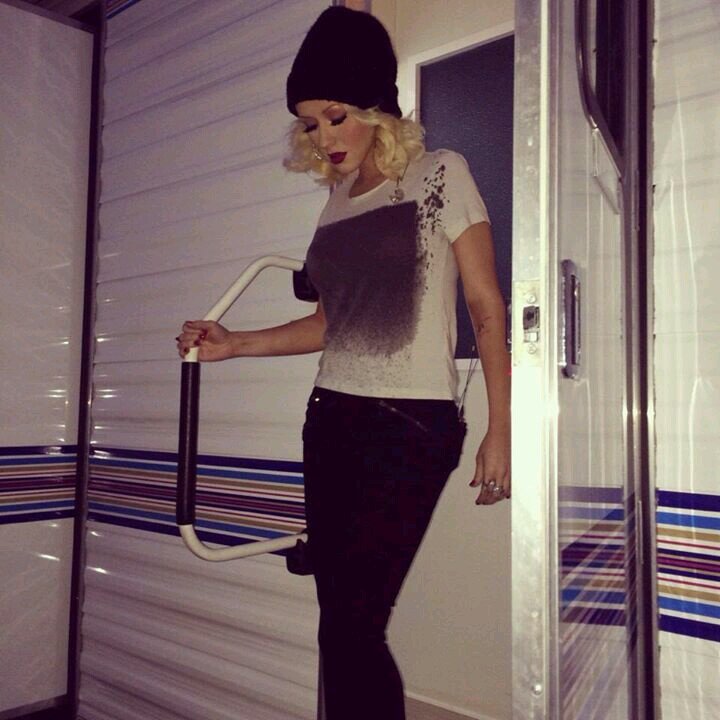 Fan Twitter all Xtina fans please follow!