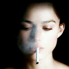 -----✂---Lα tristezα αquí no tiene lugαr, cuαndo lo triste es vivir--✂-  Los kilos que me sobran se compensan con el amor que me falta.