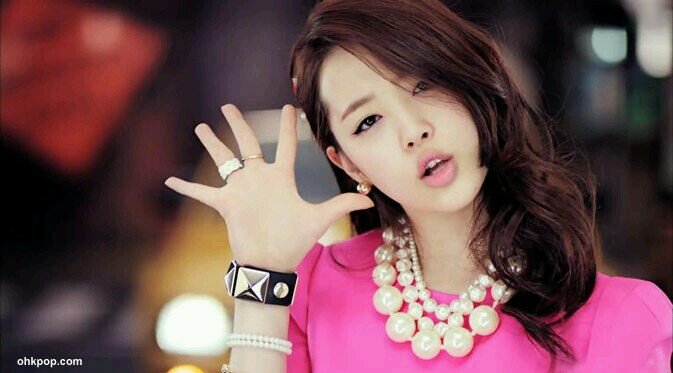 [vocalist,sub-rapper,face of the group in Fx] role player sulli 94L