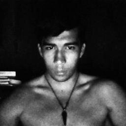 160 caracteres para una bio eso es imposible. Bueno tengo 27 años, ojos muy oscuros, mido 1.80 , me gusta todo tipo de música si TODA sin barrera o tabú alguno.