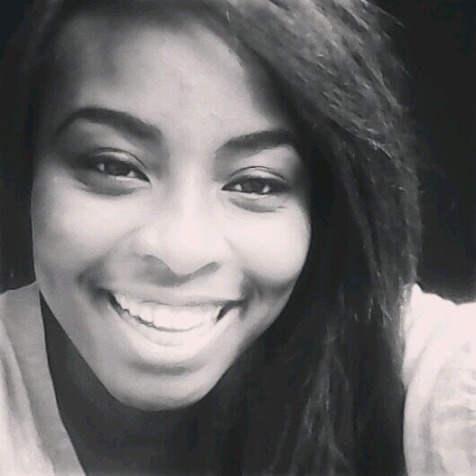 E dizem que sorrindo ela aprendeu que a vida só se da pra quem se deu.// 
20. //
Be ♡