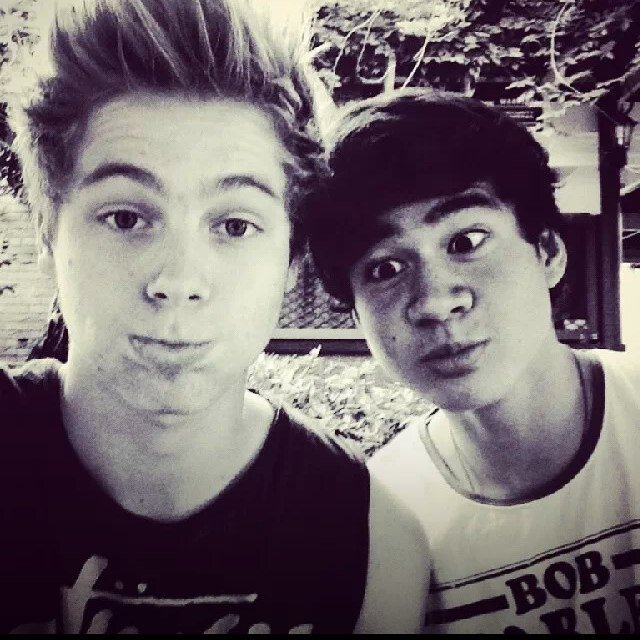 Follow @Annie_5SOSx
