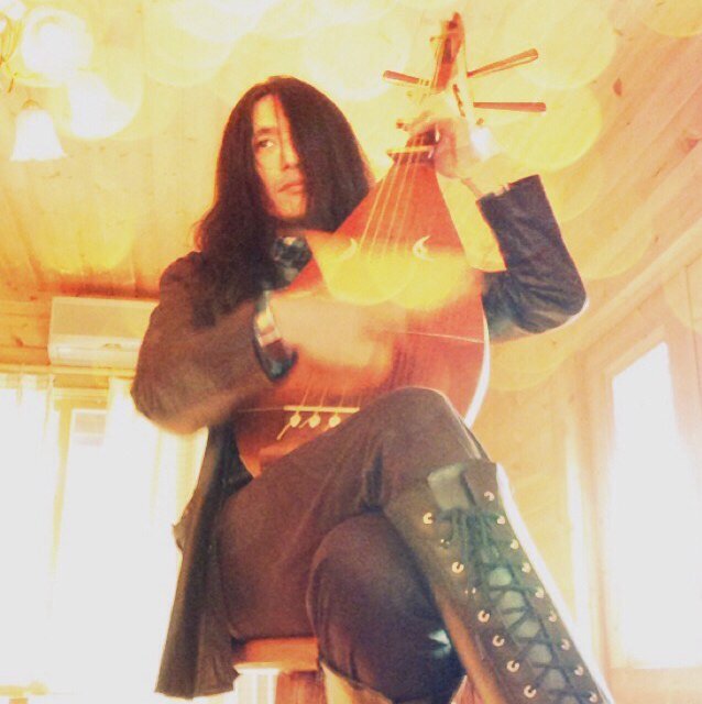 miyoshihikaru's profile picture. Shinautista/喜界島三味線並びに薩摩琵琶奏者
愛媛県松山市を中心にライブ活動中
インディペンデントなミュージシャンを追求
喜界島は鹿児島県奄美群島の一つ
薩摩琵琶の精神を追って鹿児島へ
喜界島には過去２年間在住
島の古老田中働助氏に島三味線を習いオリジナルの音楽を発信中
松山市で俳句結社「臺」所属